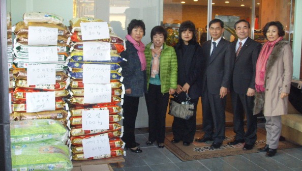 ▲분당유황오리 육종순 대표(왼쪽에서 두번째)가  개업식 때 모은 쌀을 기부했다.  