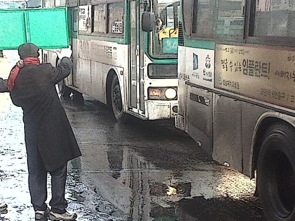 ▲지나는 버스를 향해 안전운전을 당부하는 홍순남 강사.