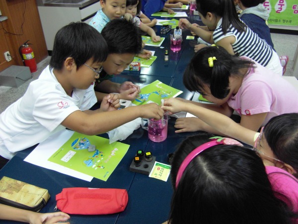 ▲초등학교 학생들이 수돗물 탐구교실에 참가하고 있다. 