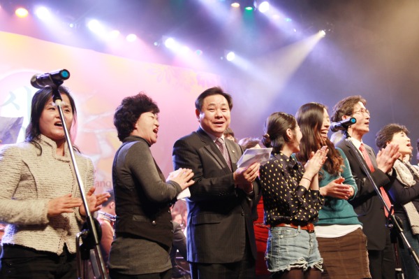 ▲장대훈 의장이 사랑방문화클럽 참석자들과 노래를 하고 있다. 