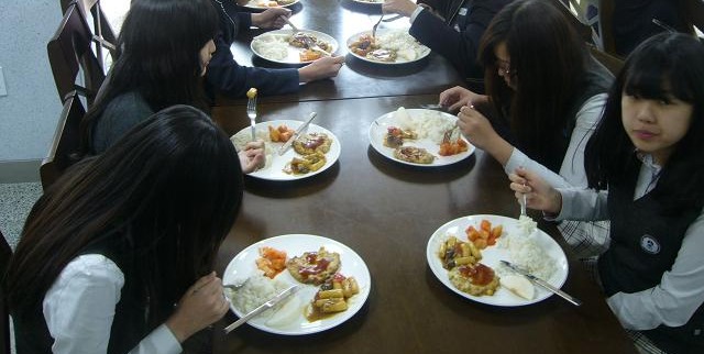 ▲성남시는 초중학교 7만2천200명에게 무상급식을 하고 있다. 