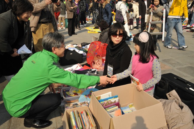 ▲이재명 성남시장이 장터를 방문해 책을 파는 아이를 격려하고 있다. 