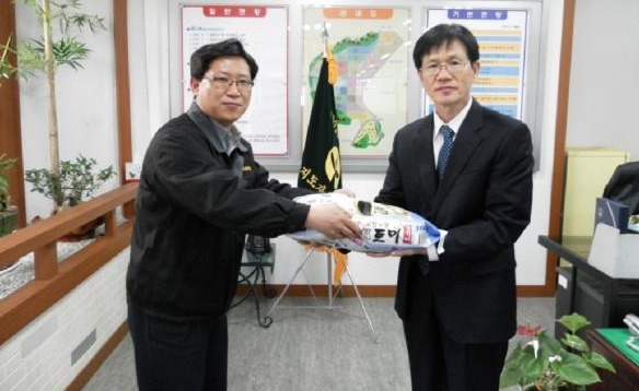 ▲최동성 대표(좌측)가 상대원 2동 주민센터를 찾아 쌀을 전달하고 있다.