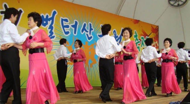 ▲주민센터 동아리 경연대회가 열리는 벌터산 공원 축제.