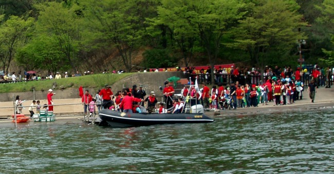 ▲성남시행병전우회는 율동공원 호수에서 모터보트 체험행사를 마련했다. 