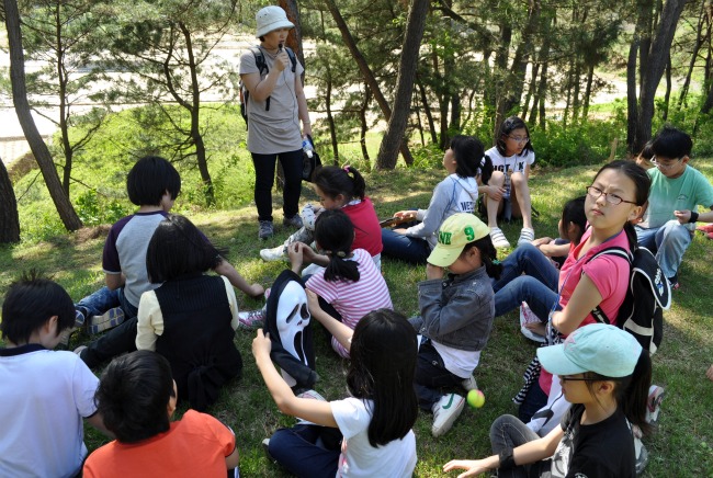 ▲오세현 강사의 재미있는 백제의 이야기에 심취한 역사체험 기자단.
