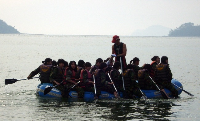 ▲고무보트를 타고 IBS 해상 훈련을 하고 있는 교육생들.