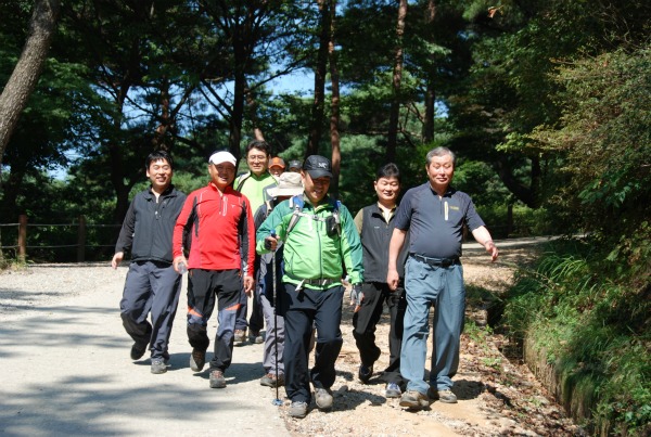 ▲시설관리공단 이사장(염동준)과 임직원들  남한산성 등반
