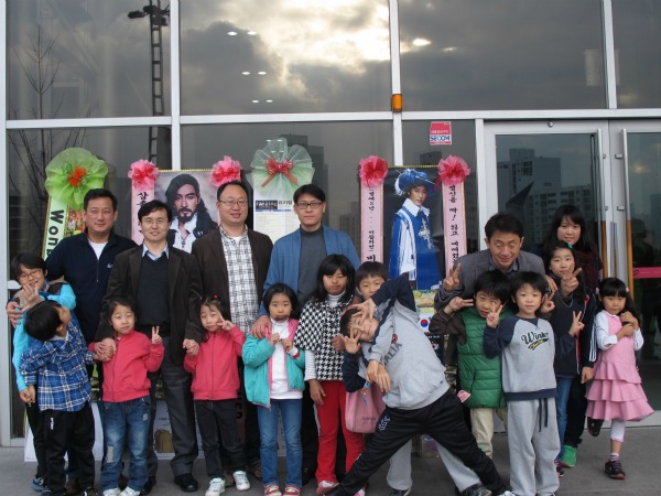  ▲지난 11일  아이들과 뮤지컬 '삼총사'를 관람한  KT Cloud 사업담당 직원들