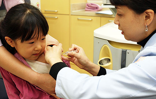 ▲1월부터 경기, 서울, 인천 지역에 거주하는 12세 이하 아동들이 어디서나 무료로 필수 예방접종을 받을 수 있게 된다.
