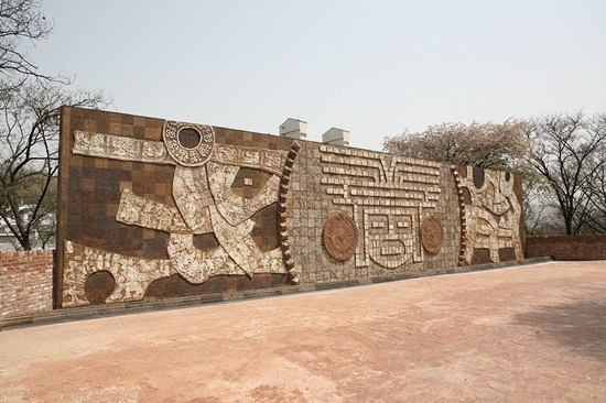 ◇ 세라믹 벽화의 모습. 벽화는 마야 상형문자와 아즈텍 달력을 테마로 제작됐으며 길이 23m, 높이 5m의 웅장함을 자랑한다.