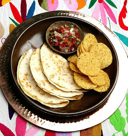 ◇ 세계적으로 유명한 멕시고 전통음식인 따꼬는 문화원을 방문한 젊은층과 어린이들에게 인기가 높다.