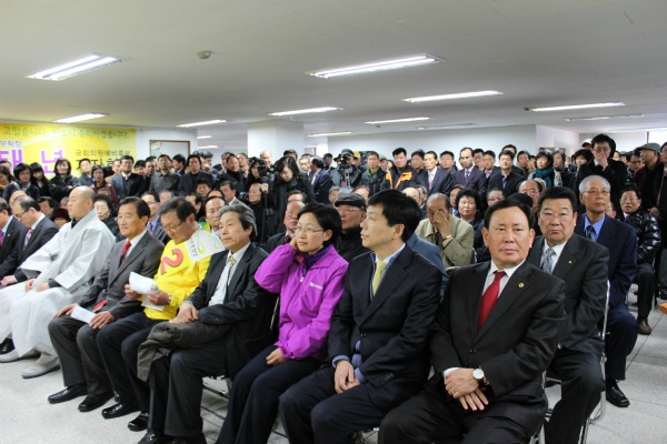  ▲시민과 범 민주 인사  등 약 2,000여명의 지지자들이 김태년 후보 개소식에 참석했다.