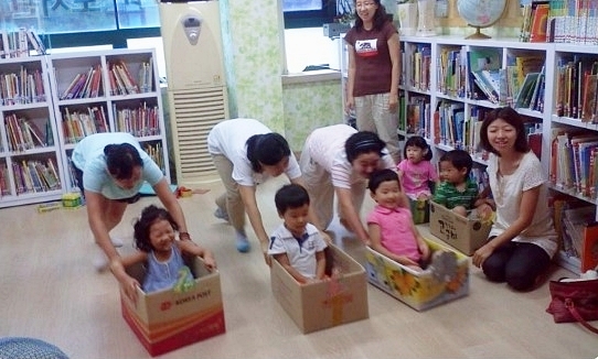 ▲‘웃음보따리 장난감도서관’에서 아이와 엄마가 함께 즐거운 시간을 보내고 있다.