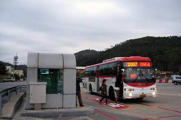 ▲청계영업소 정류장에서 버스를 환승하는 시민들.