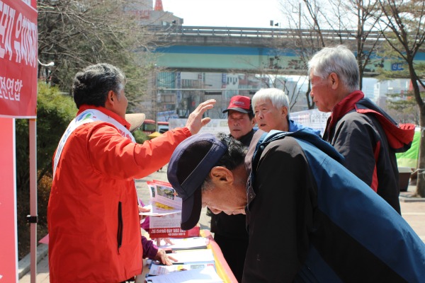 ▲서명운동을 펼치고 있는 새누리당 성남수정당원협의회 김삼중 사무국장과 시민들