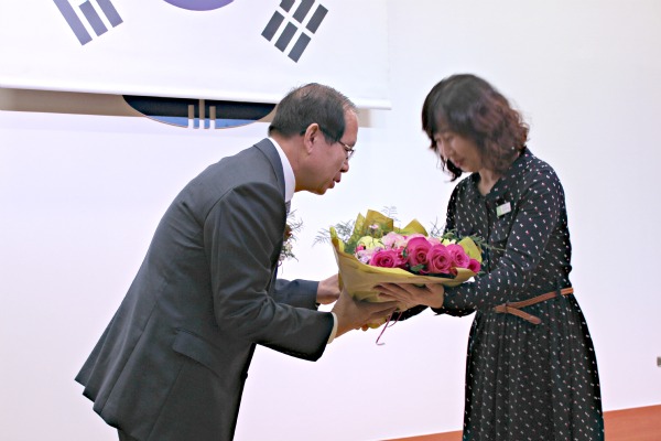 공직자 대표로부터 꽃다발을 받고 있는 분당구청장