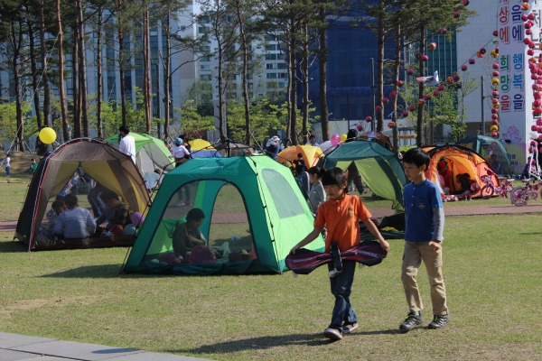 ▲이날 일부 시민들은 시청광장 잔디에 그늘막 텐트를 설치하여 휴식을 즐겼다. 