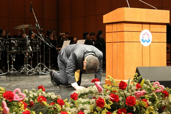 큰절을 올리고 있는 김태년 국회의원
