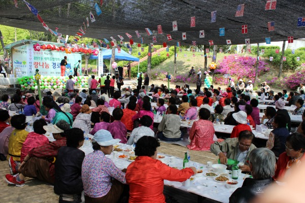 어르신들이 주최측이 정성스레 준비한 음식을 드시며 잔치를 즐기고 있다.