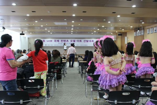 어린이 단체모델의 시선은 무대에 집중되어 있다.