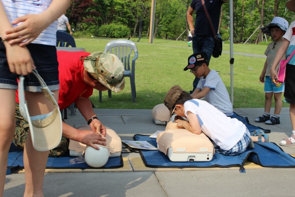 사)성남시해병대전우회가 체험부스에 참여해 어린이들에게 CPR을 가르치고 있다.
