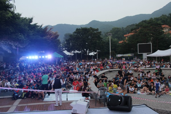 남한산성 유원지를 가득 메운 사람들