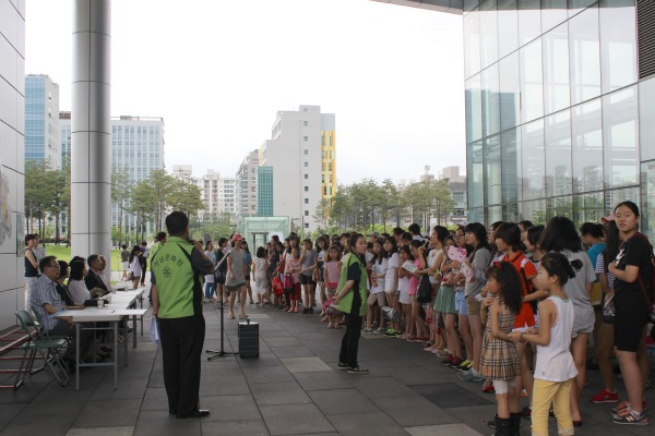  성남문화원 김정진 사무국장이 참가자들에게 행사일정에 대해 브리핑을 하고 있다.
