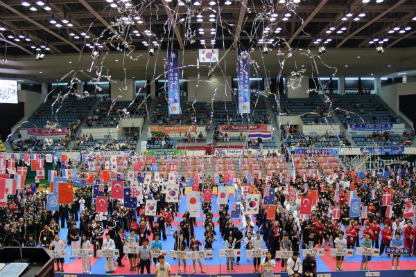  이날 대회는 세계 20여개국 300여명의 외국선수들과 1,500여명의 국내선수들이 참가해 자웅을 가렸다.