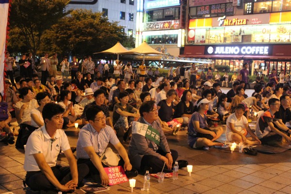 이날 촛불 집회에는 약 300여명의 시민들이 참여했다.