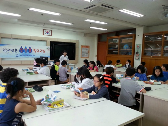 ▲수돗물탐구교실 수업중인 희망대초등학교 4학년 학생들 