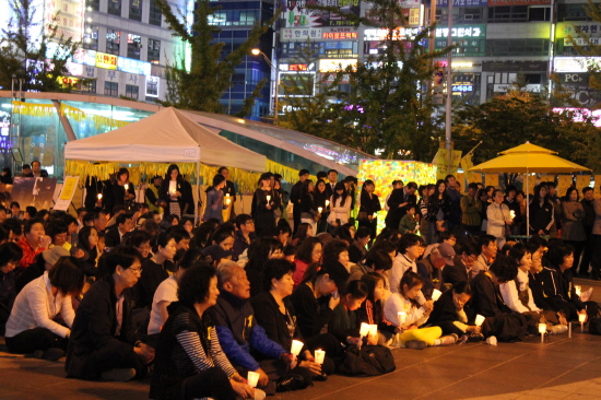  ▲분향소가 설치된 야탑역 광장에 시민들이 모여 촛불 기도회에 참가하고 있다.