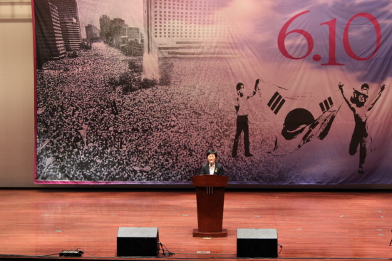  ▲축사대신 민중가요를 부르고 있는 김미희 국회의원