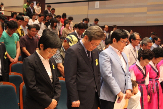  ▲민주열사들과 세월호 희생자들을 위한 묵념을 하고 있는 참석자들