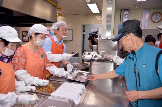  ▲시민권리선포식을 마친 이재명 시장은 중원노인종합복지관에서 어르신들을 위한 배식봉사를 했다.