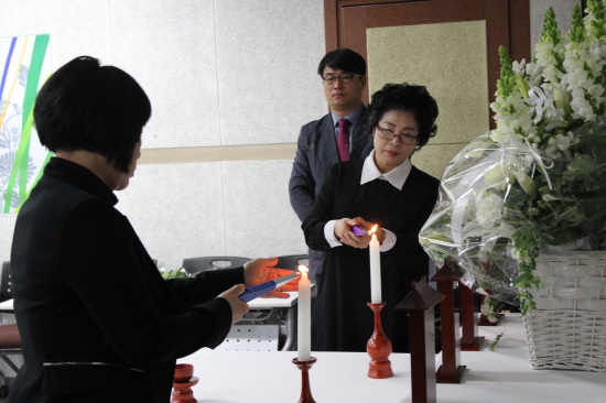  ▲형영민 유족과 최정자 시민참여연대 회원의 촛불 점화식