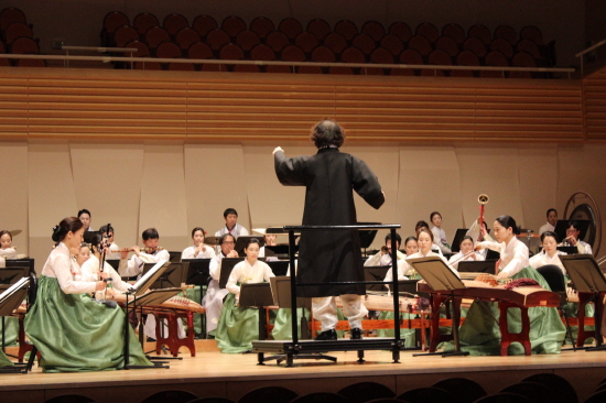  ▲'성남 팡파레'를 연주하고 있는 시립국악단의 모습