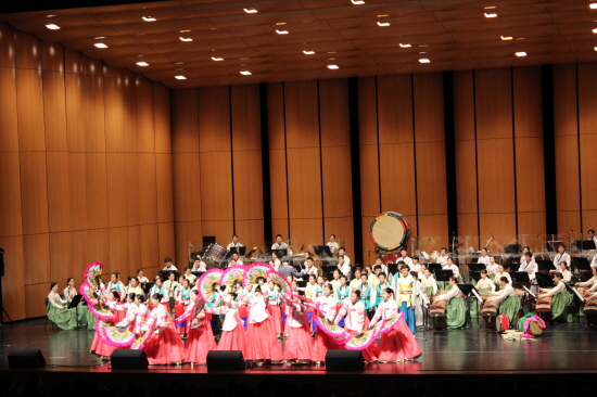 ▲성남시립소년소녀합창단의 부채춤 공연 모습