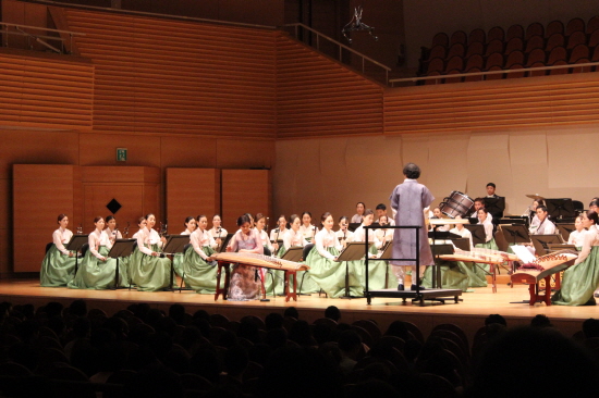 ▲25현 가야금으로 재탄생한 일본 고토 협주곡 "소나무"를 연주하는 문양숙