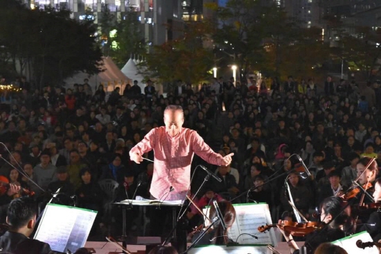 ▲쌀쌀한 날씨에도 불구하고 금난새 감독이 지휘하는 성남시향 공연에 관람객이 광장을 가득 메웠다.