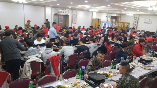  ▲청룡회관 대연회장에서 저녁식사 중인 참석자들 모습