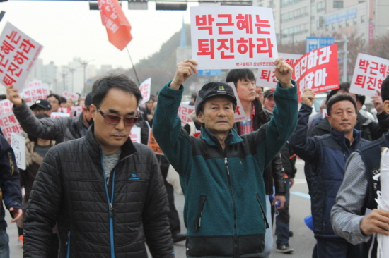 ▲격앙된 목소리로 박근혜 퇴진을 요구하는 시민들