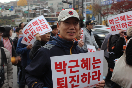▲박근혜 퇴진을 요구하는 피켓을 들고 나온  가수 김표무씨의 행진 모습