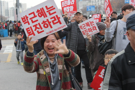 ▲"퇴진시킵시다!"고 외치는 세월호 집행위원인 차순옥씨의 행진 모습