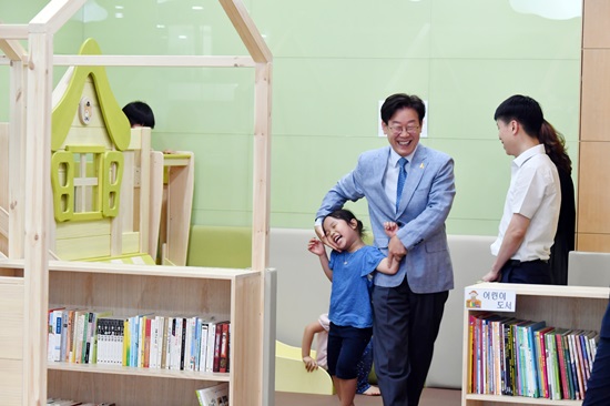 ▲이재명 성남시장이 지난 23일 성남시청 종합민원실 유아 놀이방을 찾아 어린이들과 인사 중이다