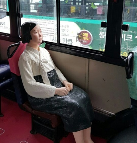 ▲수원 용남고속 92번 버스에 설치 운행한 ‘버스 탄 소녀상’(출처. 수원시청)