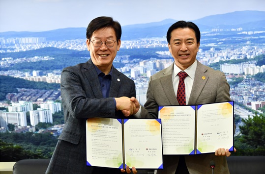  ▲이재명 성남시장(왼쪽)과 김기환 성남시의사회장 