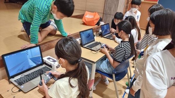  ▲성남 상탑초교생들이 지난해 10월 인공지능 드론 실험(코딩) 교육을 받고 있다.